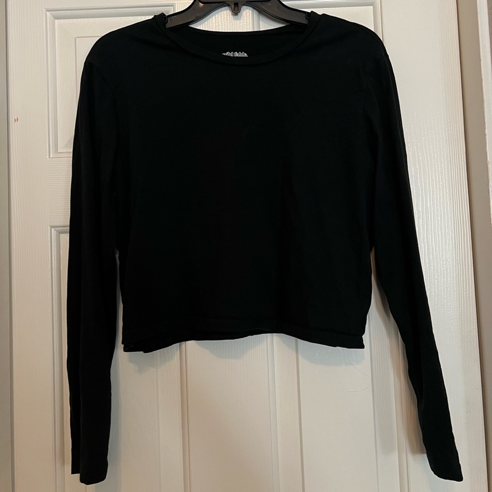 Cropped long sleeve top.